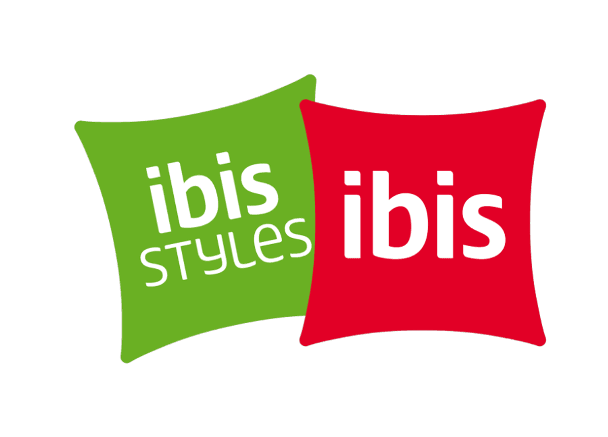 Логотипи ibis та ibis Styles Lviv Center